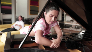 Неуклюжая горничная застряла в пианино – кто поможет сексуальной простушке?