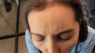 Горячая тату-красотка ублажает парня в магазинной кабинке