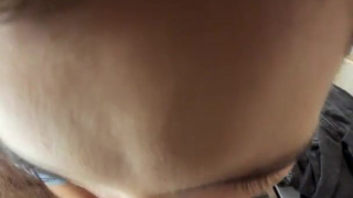 Горячая тату-красотка ублажает парня в магазинной кабинке