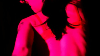 Горячий секс в розовом: страстные ласки и глубокий минет от Laruna и Mave