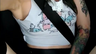 Секс на колесах: страстная мастурбация и кончающие трусики Laruna Mave