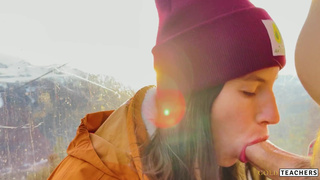 Горячий минет в подвесной кабинке: экстремальный отсос с горным пейзажем