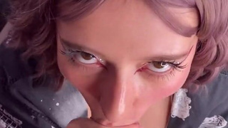 Юная тиктокерша в откровенном BJ-ролике с проникновенным взглядом