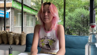 Стеснительный парень кончает под взглядом сочной азиатки