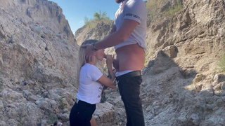 Отсосала парню в каньоне, когда заметила у него стояк