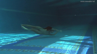 Сочная Ирина Русская обнажается в бассейне