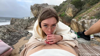 Соседка стесняется, но ротиком работает отлично – смотри, как она сосет