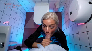 Сотый клиент получил горячий минет от страстной барменши в баре