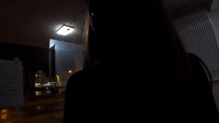 Подъездные игры: жесткий секс на лестничной клетке