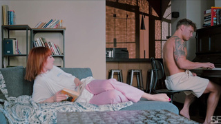 Креативный секс-перфоманс с юмором и страстью