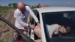 Анальный секс на природе: как Мия удивила таксиста