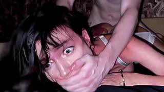 Шокирующий ролик: татуированная бунтарка в откровенной сцене