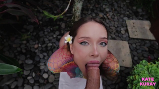 Дразнящий стриптиз и страстный минет в одном ролике