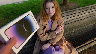 Девушка не устояла перед iPhone и отдалась тут же