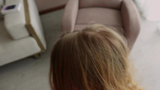 Девушка не устояла перед iPhone и отдалась тут же