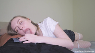 Откровенное домашнее видео: юная падчерица сосет член отчима