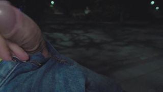 Дикий экстаз в парке: невероятная дрочка на свежем воздухе