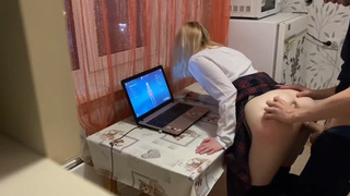 Ремнём её херачу и хуй вставляю — а ей похую, она в Геншин играет