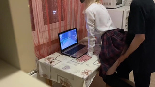 Ремнём её херачу и хуй вставляю — а ей похую, она в Геншин играет