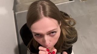 Секс на лестничной клетке – запретное видео со страстным BJ