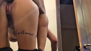 Страстные упражнения с тренером: жесткий разогрев в качалке