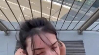 Сексуальная нимфоманка в диком порыве – смотри, как она трахается на виду у всех