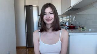 Соседка Cutie Kim поймана с игрушкой – не удержался и врубил ей жесткий минет