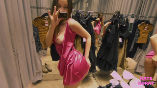 Откровенное видео с Кейт Курей: одинокая мастурбация в спортивной раздевалке