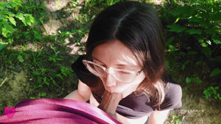 Секс в парке: молодая красотка помогла снять стояк и кончить