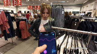 Секс-приключение в ТЦ: вибратор и горячий минетик