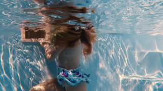Сексуальная Ната Оушен — мокрый рай в бассейне